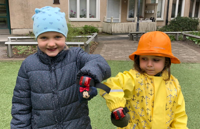 Två förskolebarn visar accelerometer
